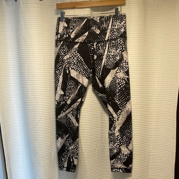 Lululemon Cropped Wunder Under Black and White Patterned Leggings - Picture 2 of 2